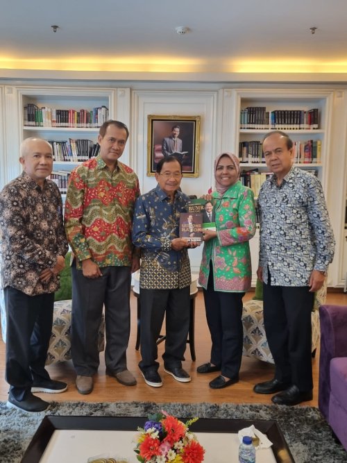 Dr. Nurhayati berdialog dengan bapak Tanri Abeng di kampus Tanri Abeng University