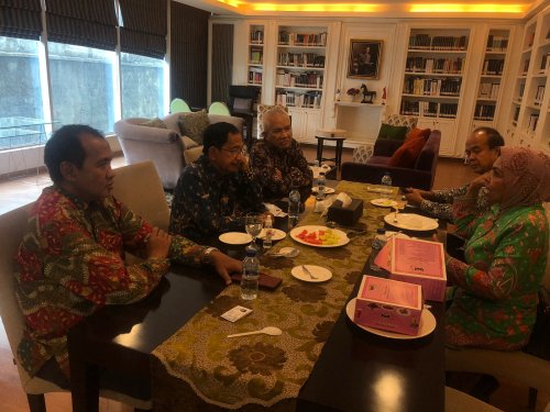 Dr. Nurhayati berdialog dengan bapak Tanri Abeng di kampus Tanri Abeng University