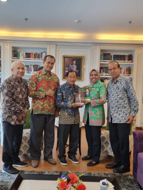 Dr. Nurhayati berdialog dengan bapak Tanri Abeng di kampus Tanri Abeng University