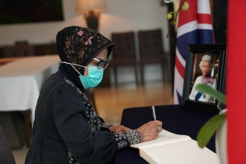 Dr. Nurhayati menyampaikan duka cita atas berpulangnya Ratu Elizabeth II