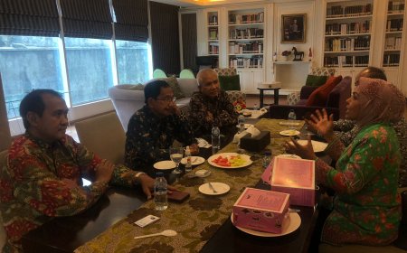 Dr. Nurhayati Ali Assegaf Discusses with Mr. Tanri Abeng