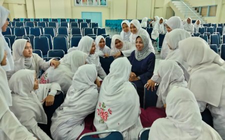 Dr. Nurhayati Ali Assegaf Visits the Diniyyah Girls' College in Padang