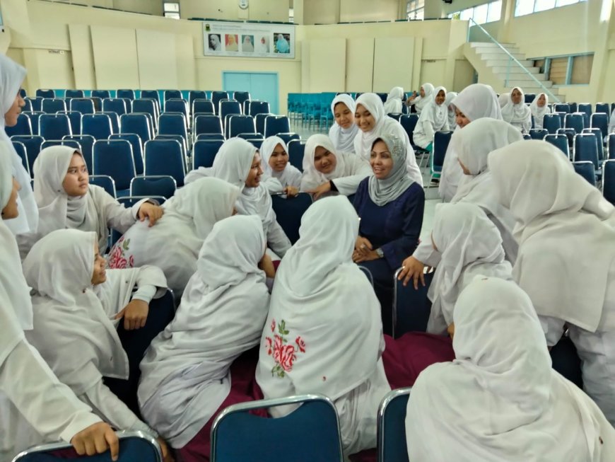 Dr. Nurhayati Ali Assegaf Visits the Diniyyah Girls' College in Padang